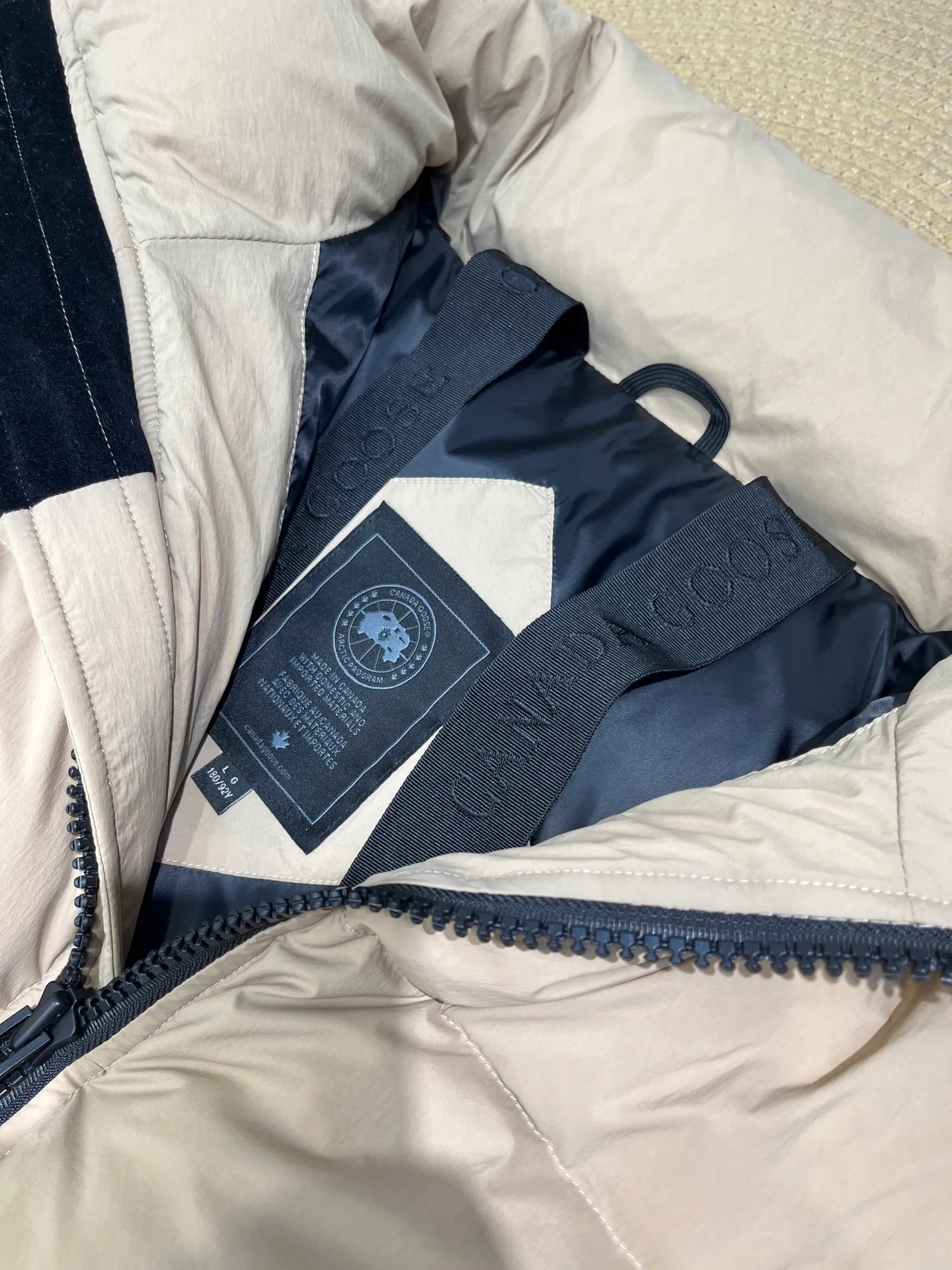 P800 Canada gooes】Large Goose Sleeve Stand Collar Down Jacket The Lawrence Down Jacket provides essential protection for everyday adventures. Delicately soft fabric, this is a water-repellent fabric that is soft to the touch yet durable. Filled with extremely fluffy white duck down. This piece has a quilted body and structured down. Padded collar and reflective double-stripe grip tape. Extended hem and tucked-in inner rib-knit cuffs.  Size: XS-2XL